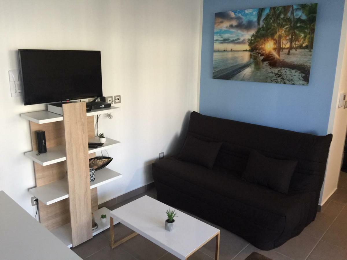 Beau studio proche de la mer Le Moule Extérieur photo
